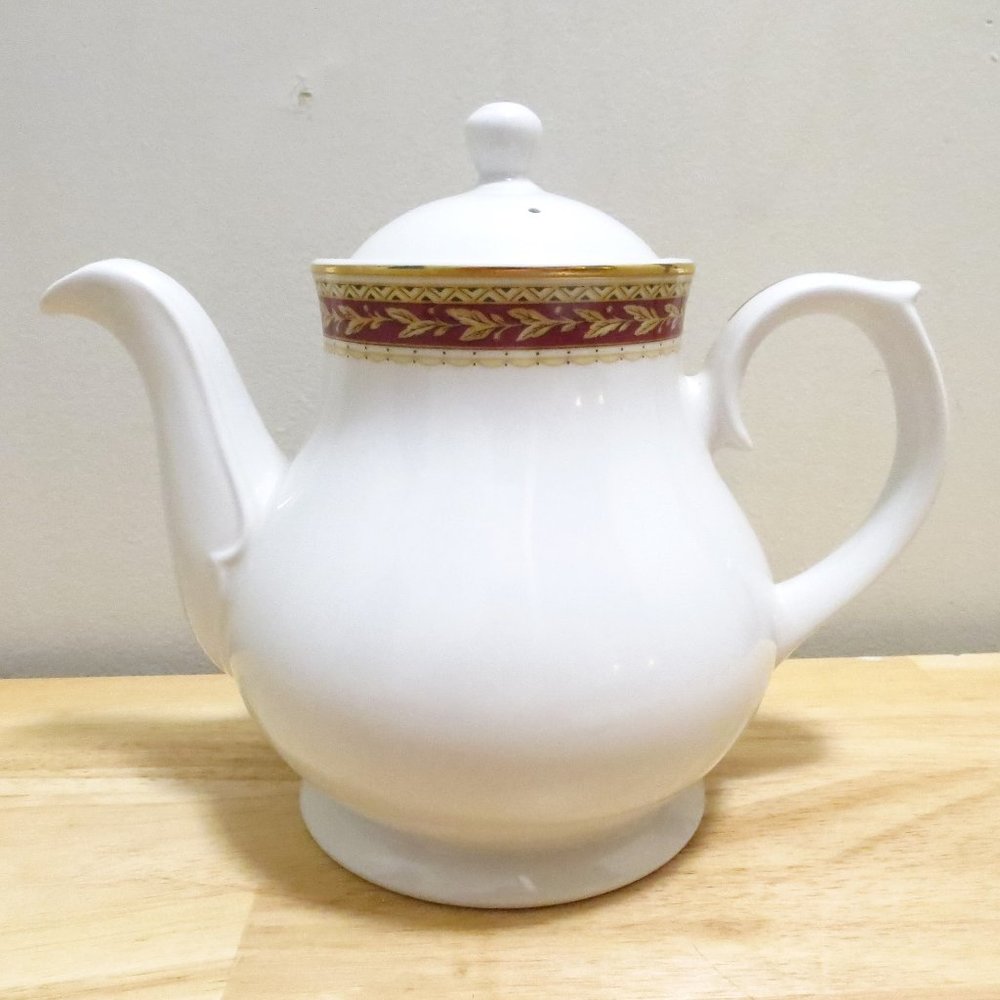 Churchill Teapot Coffee Vinttage Hotelware White 30 oz Porcelain 6.75" England